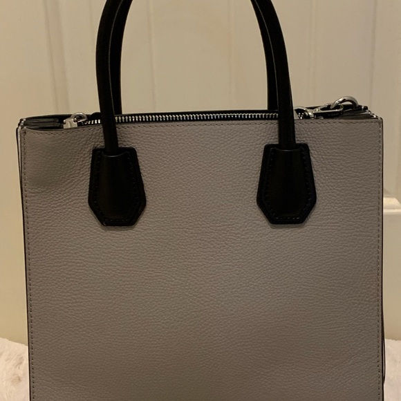 Michael Kors satchel/crossbody gray with black handles and white accordion sides - Picture 6 of 9